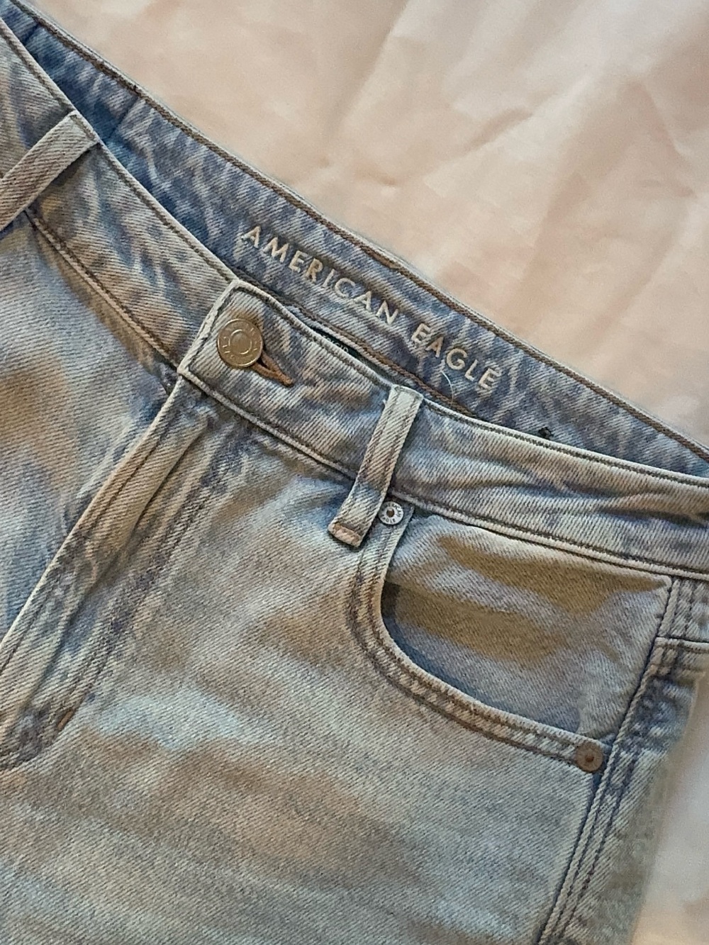 American Eagle Outfitters Women's Light Wash High-Rise Mom Jean
